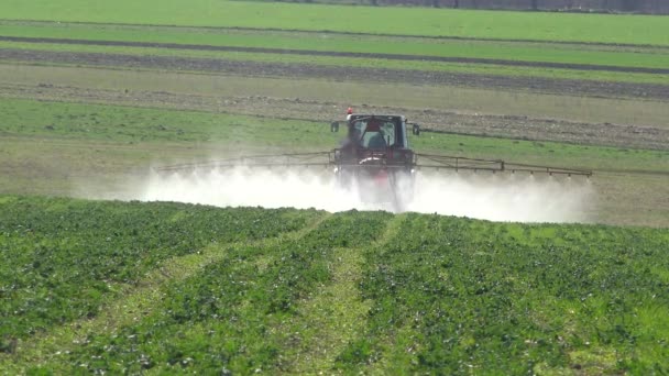 Postřikem hnojiva na obdělané půdě traktor