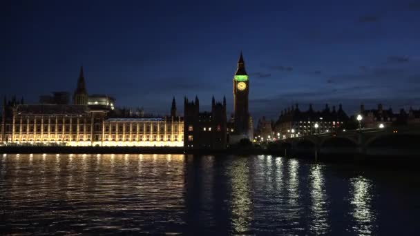 Londýn parlament (Palace of Westminster), hodinová věž Big Ben a Westminster Bridge odráží v Temži v noci