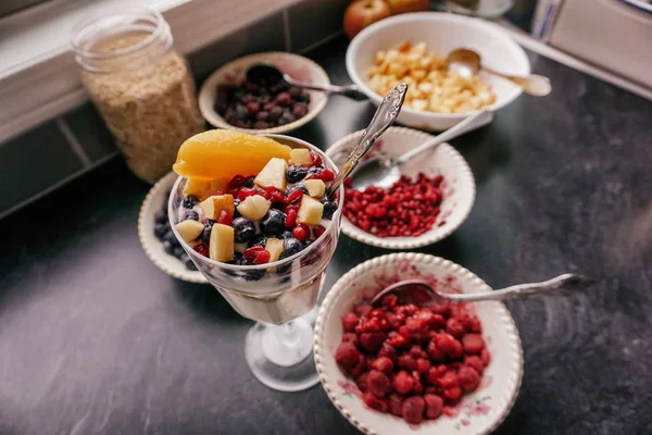 Yoğurt Parfait ve meyve