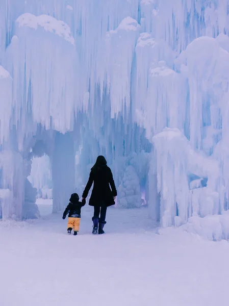 Mère Fils Tenant Main Marchant Dans Grotte Glace — Photo