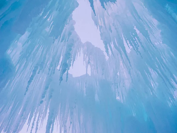 Buz kalesinde icicles