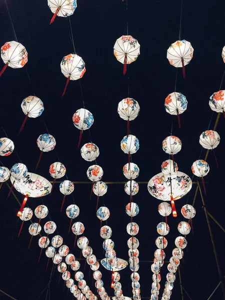 Yukarıda asılı Çin fenerleri
