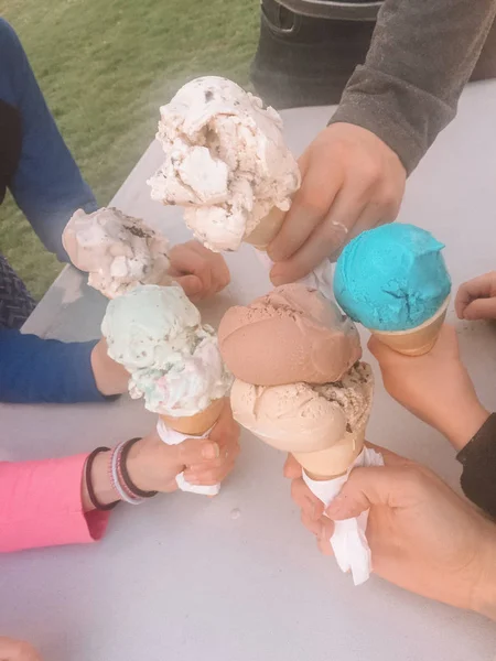 Aile tutma dondurma konileri