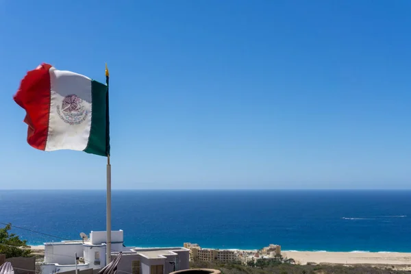 Mexikanska Flaggan Vifta Med Havet Bakgrunden — Stockfoto