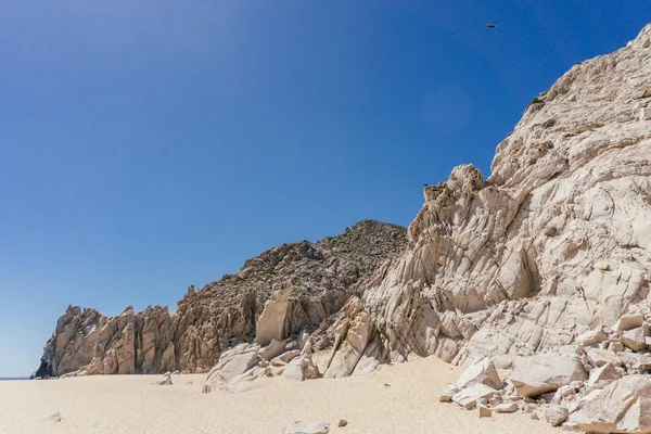 Sandy Beach tarafından kayalık uçurum