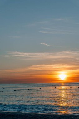 Kumsalda güneş doğarken