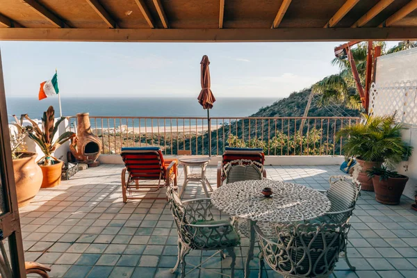 Meksika okyanus tarafından bir balkon veranda mobilya