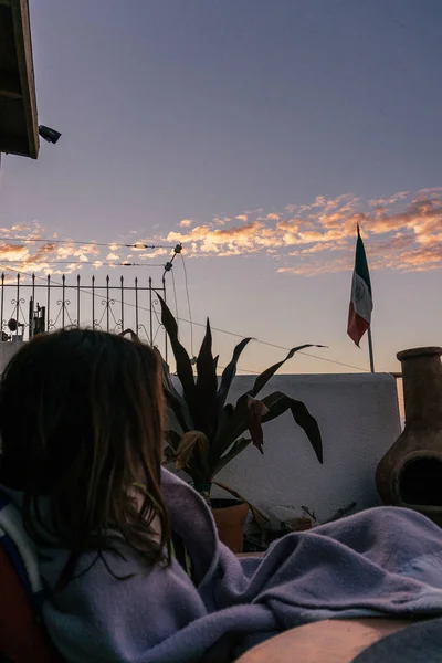 Bir battaniye gökyüzü Sabahları erkenden izlerken bir balkon var kadında