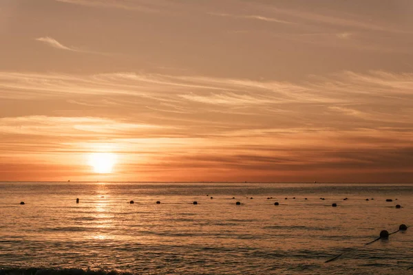 Kumsalda güneş doğarken