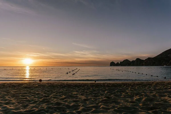 Kumsalda güneş doğarken