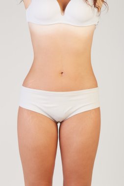 bir kadın cilt çatlakları ve selülit'ün uylukta test ediyor