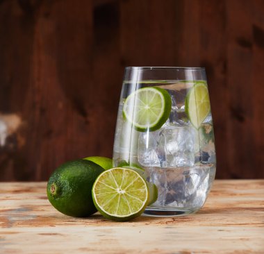 ahşap üzerine kireç mojito içmek