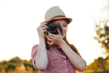 Ülkede fotoğraf çekmek genç seyahat kadın.