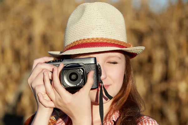 Young traveling woman in country taking photos. — Stock Photo, Image