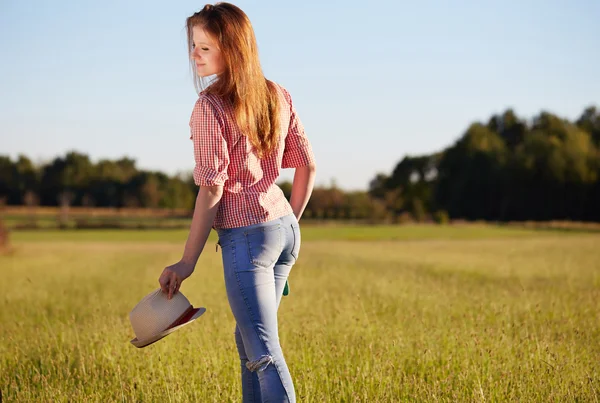 Jeune femme heureuse dans le champ vert — Photo