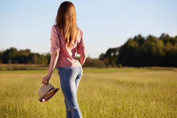 Jeune femme heureuse dans le champ vert — Photo