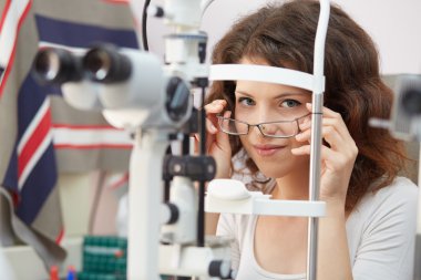 sınav salonunda optometrist sandalyede kadınla