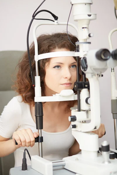 Optometrist στο ΕΞΕΤΑΣΤΗΡΙΟ με γυναίκα στην καρέκλα — Φωτογραφία Αρχείου