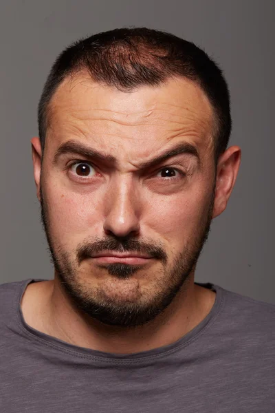 Uomo facendo una divertente espressione facciale — Foto Stock