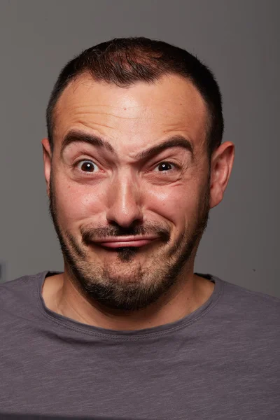 Человек делает смешное выражение лица — стоковое фото