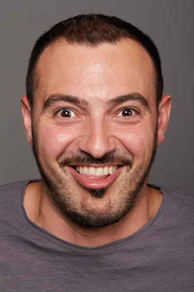 Homem fazendo uma expressão facial engraçada — Fotografia de Stock