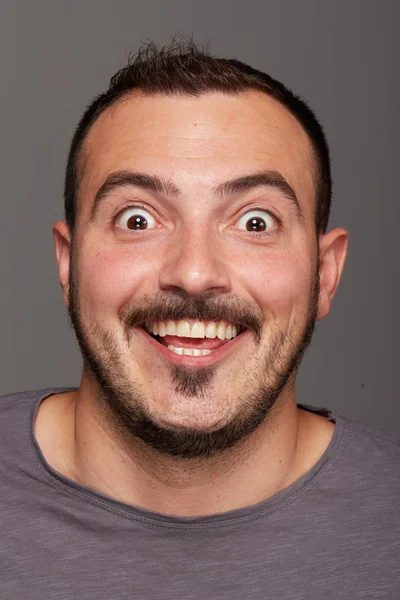 Homem fazendo uma expressão facial engraçada — Fotografia de Stock