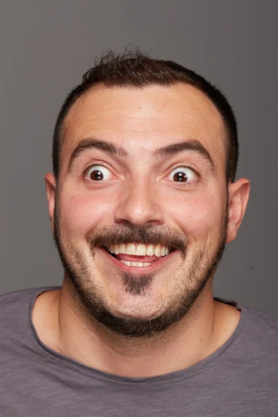 Homem fazendo uma expressão facial engraçada — Fotografia de Stock