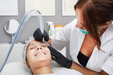 Kalıcı Kalıcı Kaşlara Makyaj Uygulayan Kozmetikçi