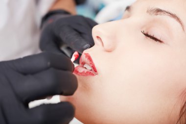 dudaklarından kalıcı uygulama güzellik uzmanı makyaj