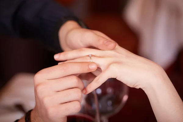 Крупным планом мужской руки вставить обручальное кольцо в палец — стоковое фото