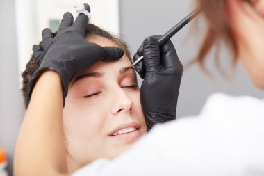 Kalıcı Kalıcı Kaşlara Makyaj Uygulayan Kozmetikçi