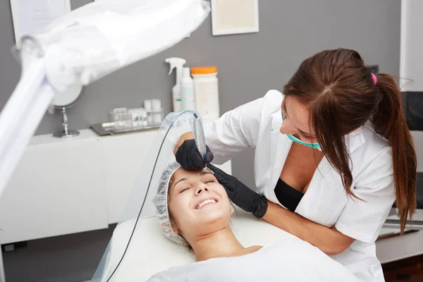 Kalıcı Kalıcı Kaşlara Makyaj Uygulayan Kozmetikçi