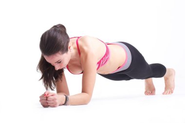 fitness stüdyosunda çalışan güzel genç kadınlar.