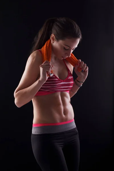 Vackra unga kvinnor som tränar i fitness studio — Stockfoto