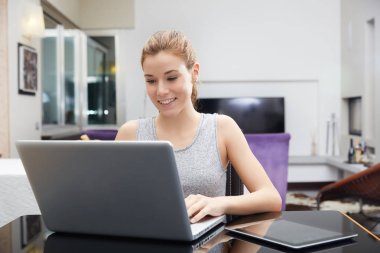 Şirin işkadını oturma odasında defterini kullanma