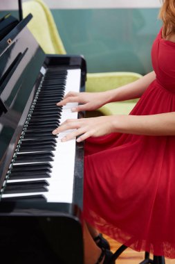 Müzik aletleri ayrıntıları oyuncu el closeup ile oynarken piyano eller piyanist