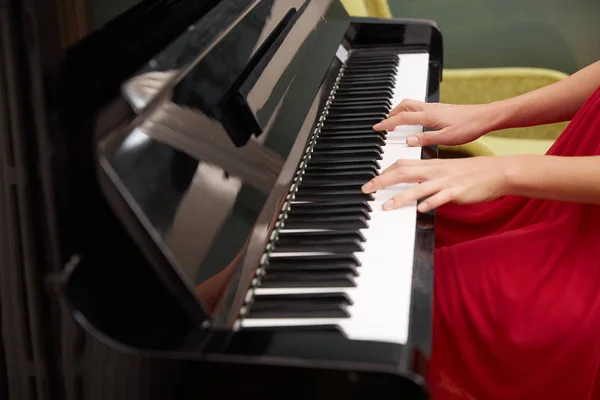 Pianoforte mani pianista suonare Strumenti musicali dettagli con giocatore mano primo piano — Foto Stock