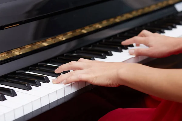Піаніст піаніно рук грає на музичних інструментах деталі з рукою гравця крупним планом — стокове фото