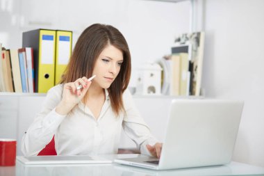 Masaüstü bilgisayar başında oturan genç kadın foto muhabiri