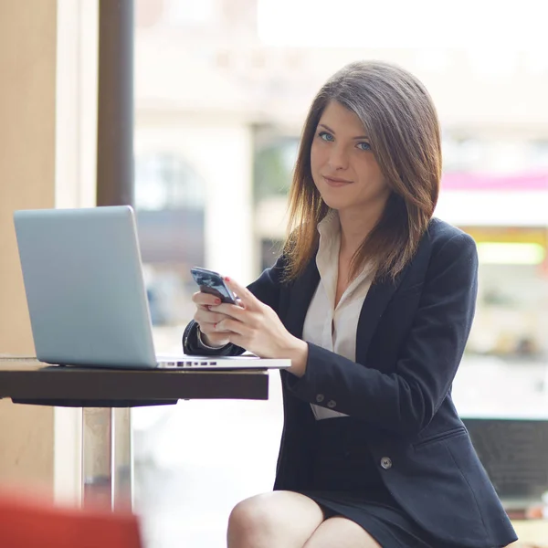 Jovem mulher de negócios com laptop no café — Fotografia de Stock