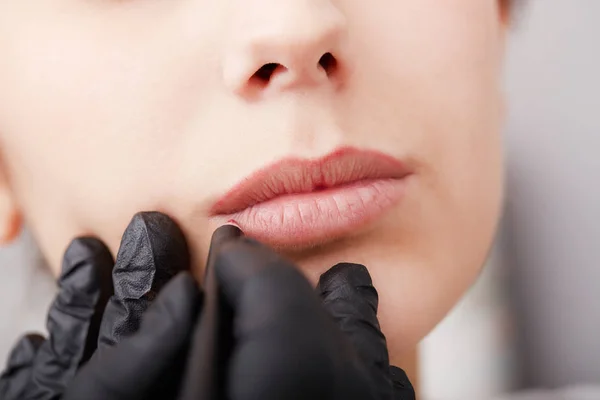 Schoonheidsspecialist toepassing van permanente make-up op lippen — Stockfoto