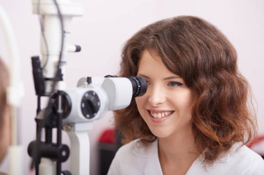 Kadının göz testi optometrist tıbbi ofis ile yapması
