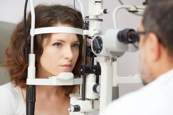 Donna che fa il test oculistico con l'optometrista nello studio medico — Foto Stock