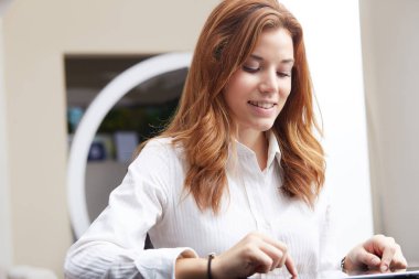 sarışın kız evde tablet kullanma