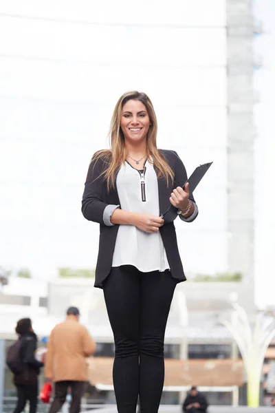 Mujer de negocios profesional sonriendo al aire libre —  Fotos de Stock