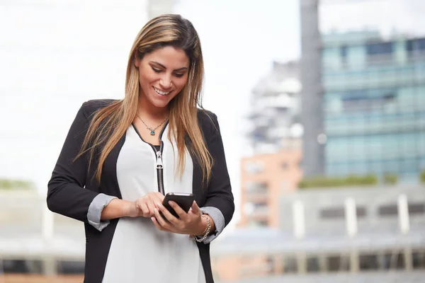 Mujer de negocios profesional sonriendo al aire libre —  Fotos de Stock