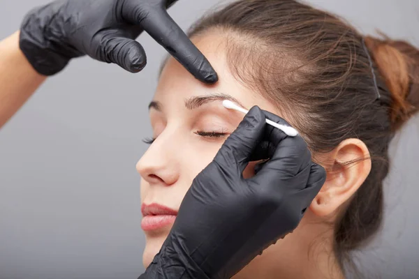 Cosmetologue Appliquer un maquillage permanent sur les sourcils — Photo