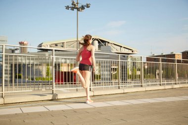 Kadın kentsel arka planını gökdelenler manzarası, egzersiz çalıştırmak
