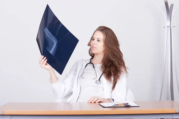 Doktor žena s x ray — Stock fotografie