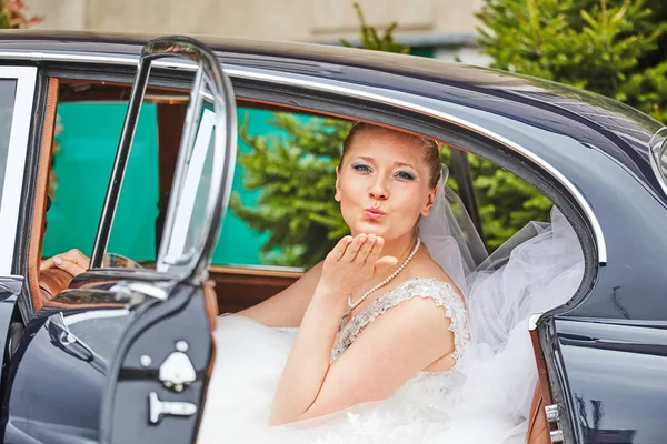 Portret van de bruid zat in de auto — Stockfoto